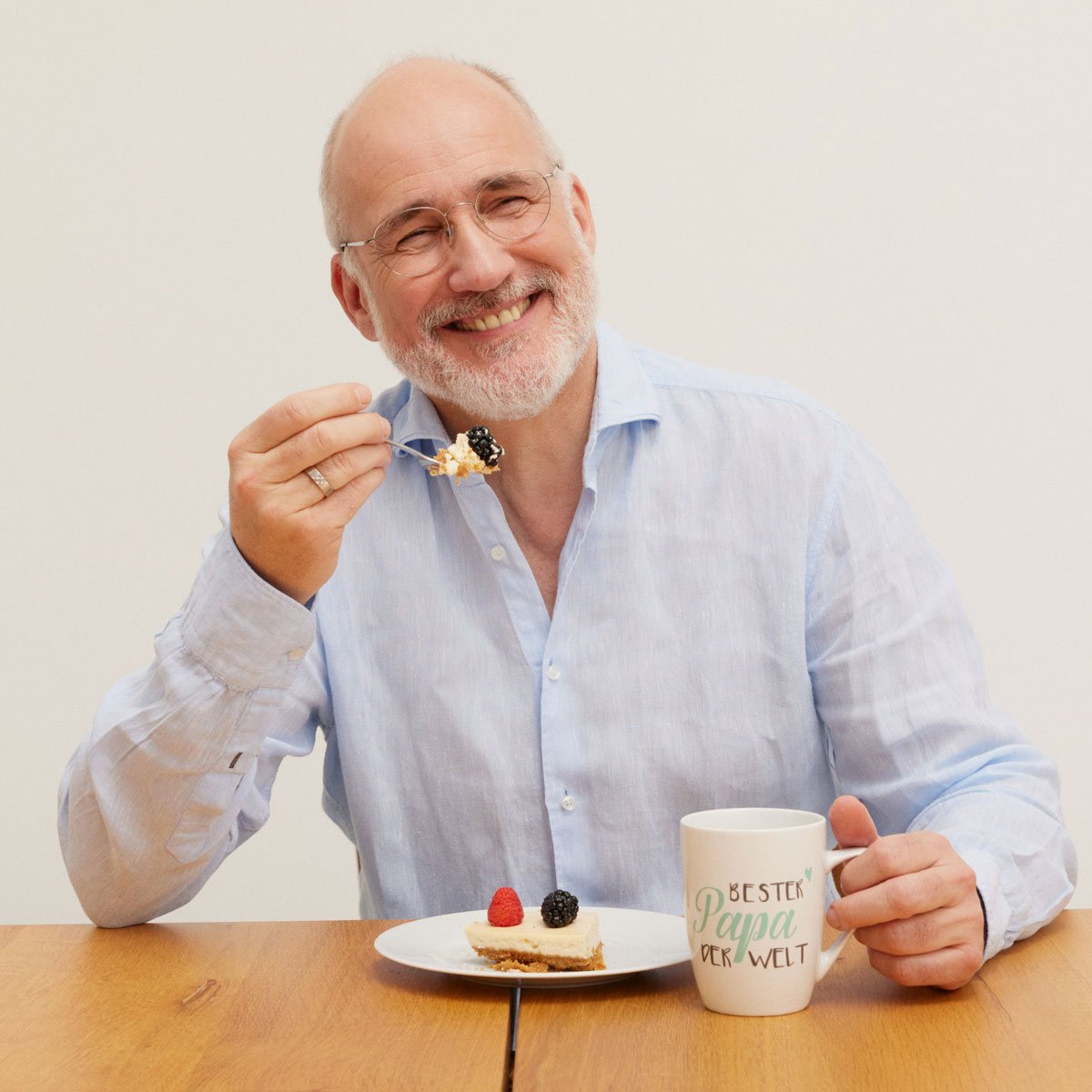 Bernd trägt die meineBrille und isst Kuchen