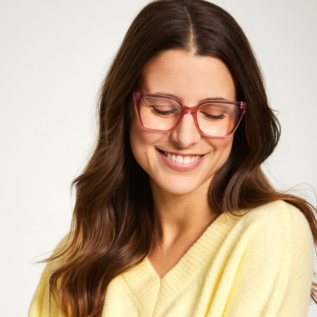 weibliches Model mit einer Brille aus der Color-Collektion