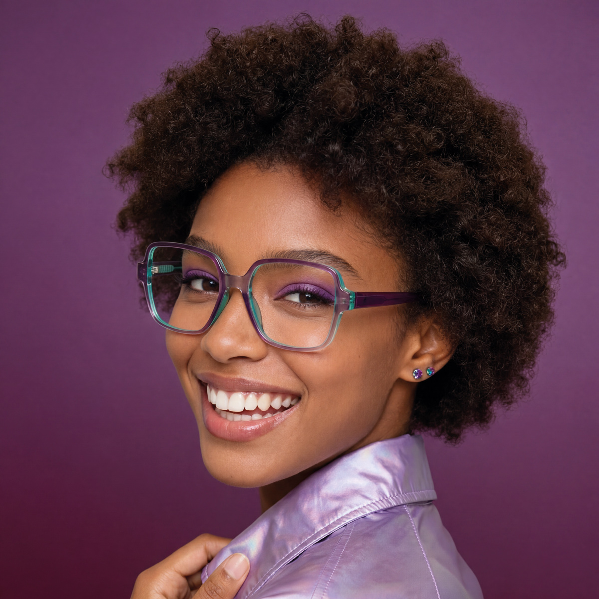 weibliches Model mit einer Brille aus der Color-Kollektion