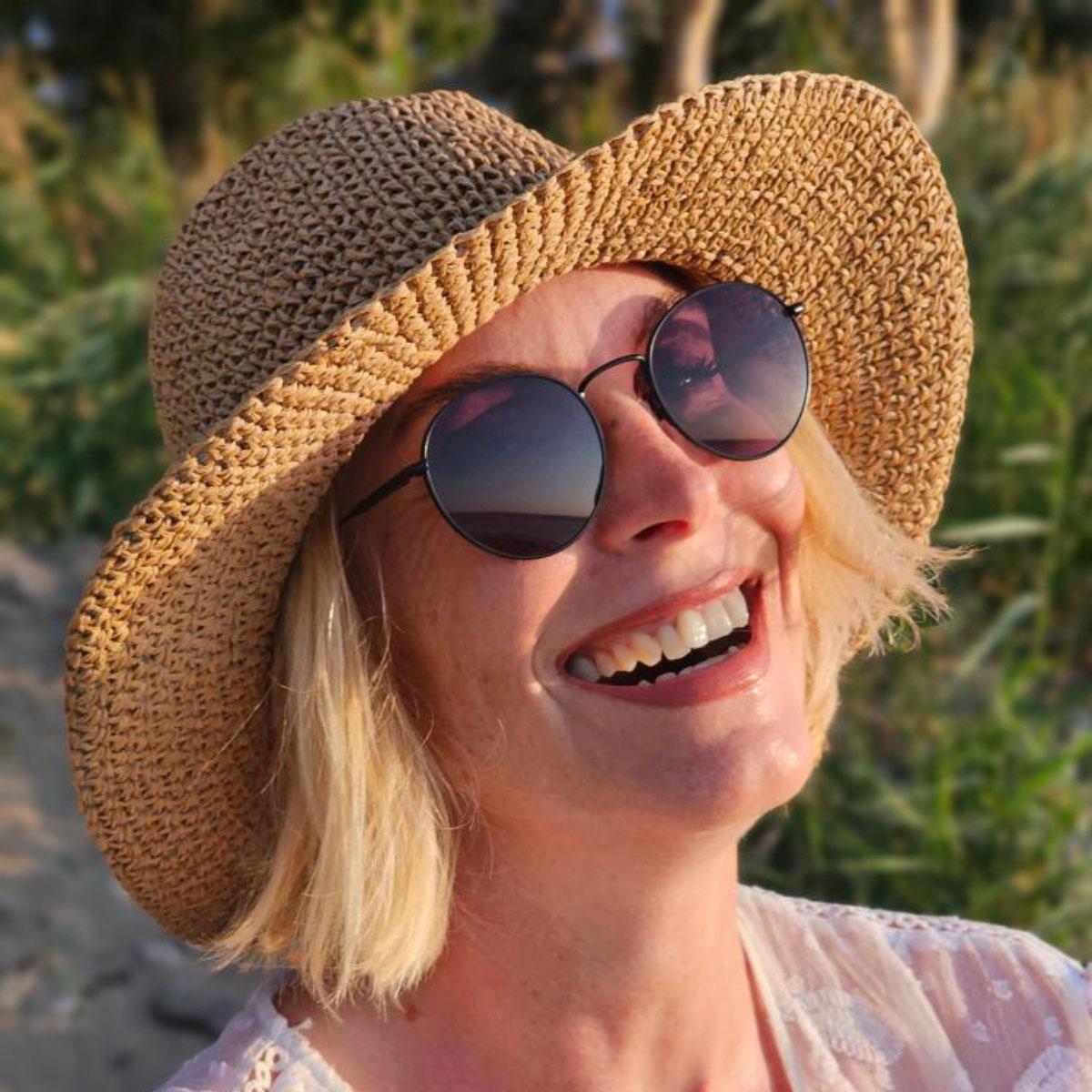 Blonde Frau am Strand mit Sonnenbrille von meineBrille
