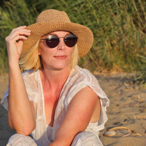 Blonde Frau am Strand mit Sonnenbrille von meineBrille
