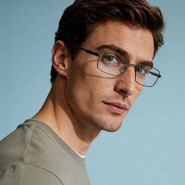 Br&uuml;nette Frau mit ros&eacute; farbener meineBrille Colour Collection - Brille in einem gelben Pullover